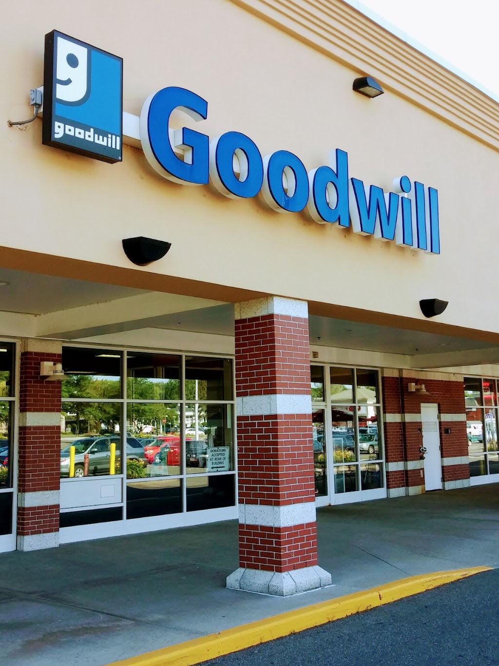 Goodwill | 183 University Dr, Amherst, MA 01002 | Phone: (413) 835-0096