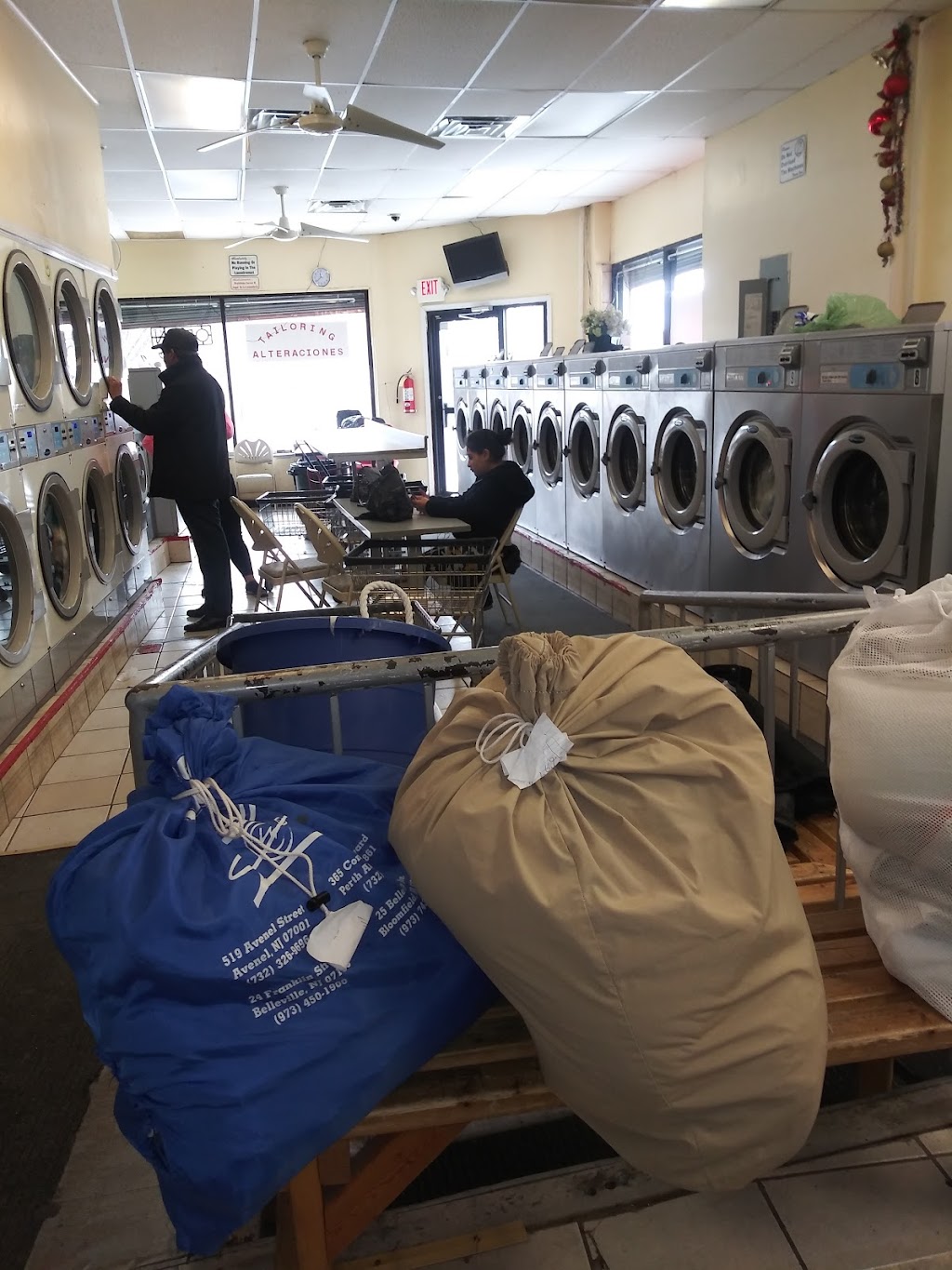 G & R Laundromat | 308 Broadway, Newark, NJ 07104 | Phone: (973) 368-2069