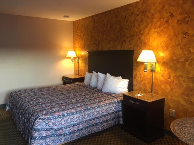 Deluxe Inn | 306 E White Horse Pike, Galloway, NJ 08205 | Phone: (609) 748-0200