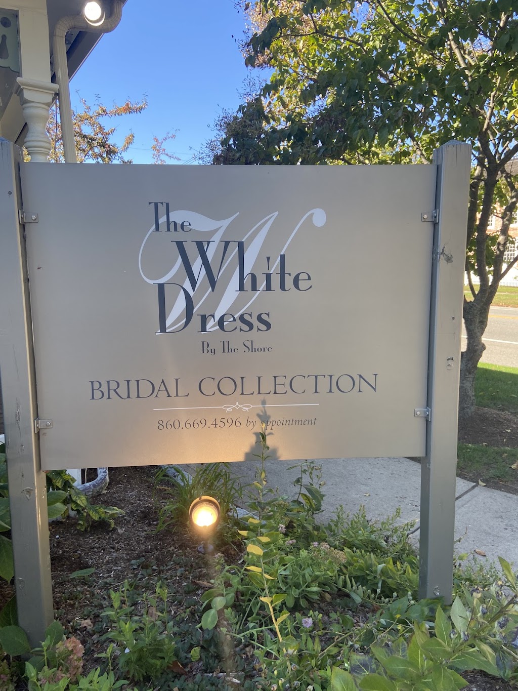 The White Dress by the Shore | 104 E Main St, Clinton, CT 06413 | Phone: (860) 669-4596