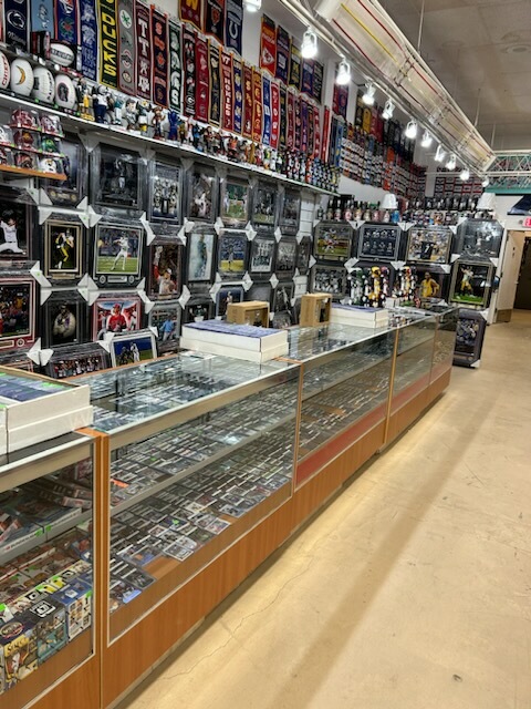 Logans Sports Collectibles | 124 Palmer Park Mall, Easton, PA 18045 | Phone: (610) 438-4544