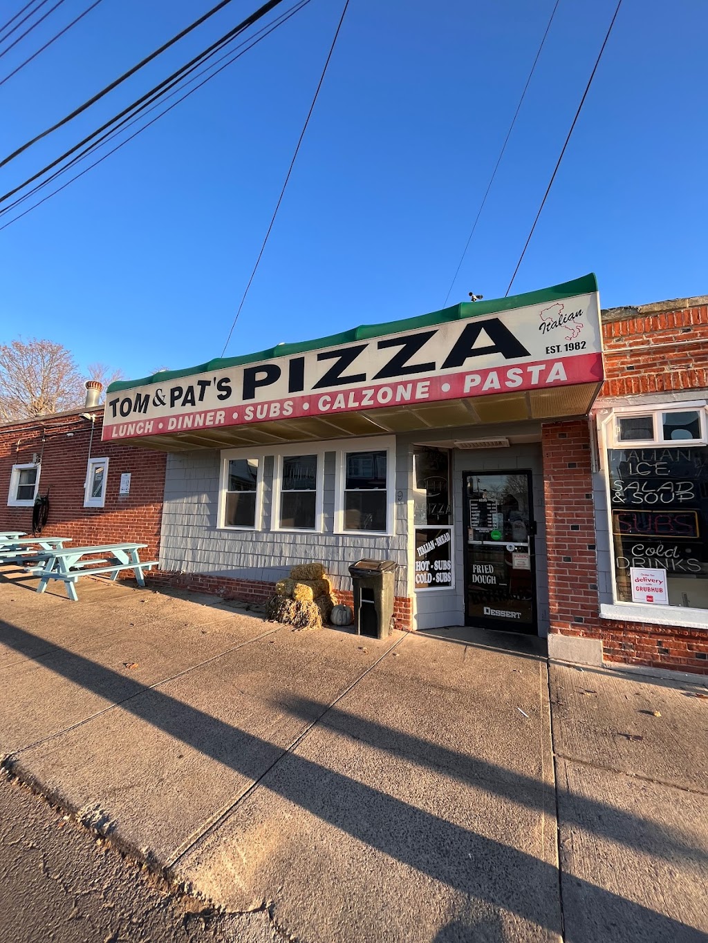 Tom & Pats Pizza | 9 Prospect Ave, West Haven, CT 06516 | Phone: (203) 932-5315