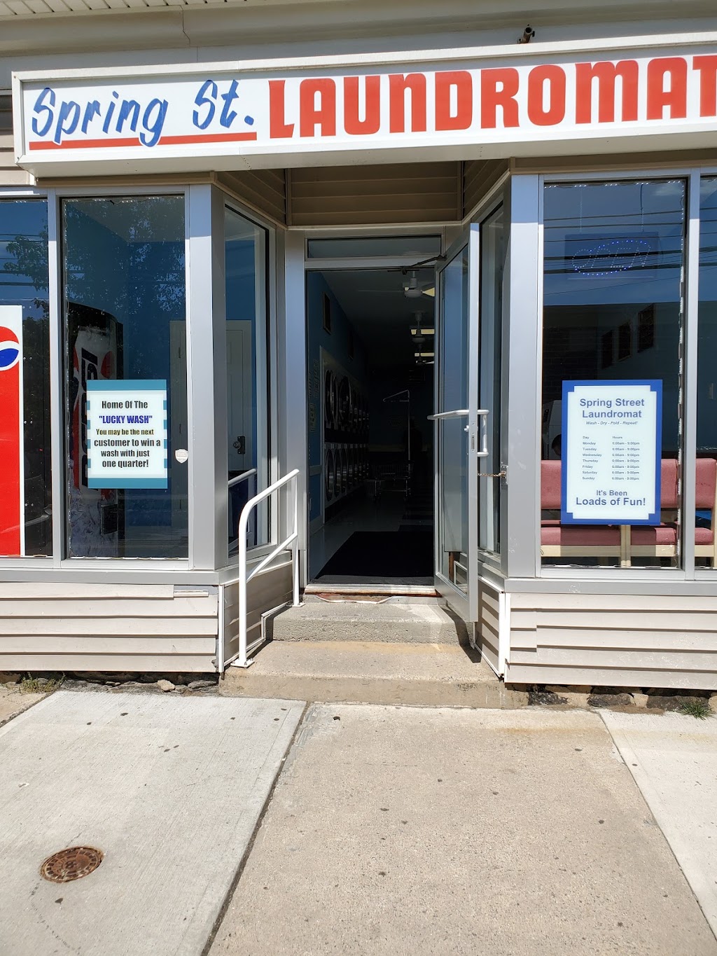 Spring Street Laundromat | 45 Spring St, Naugatuck, CT 06770 | Phone: (203) 525-1428