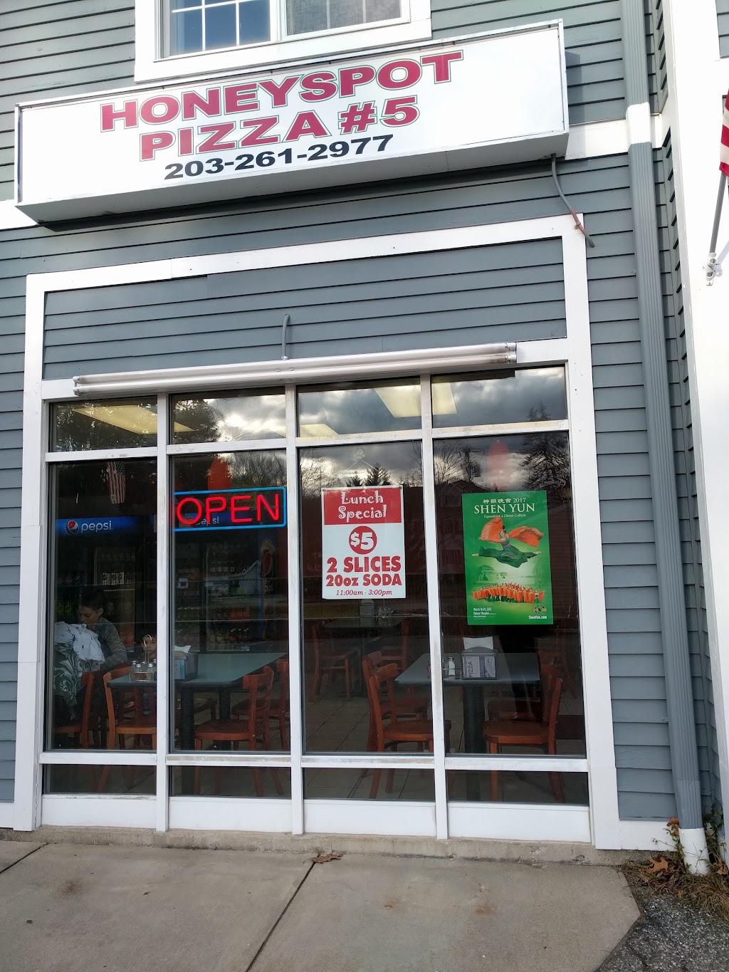 Honeyspot Pizza 5 | 605 Main St, Monroe, CT 06468 | Phone: (203) 261-2977