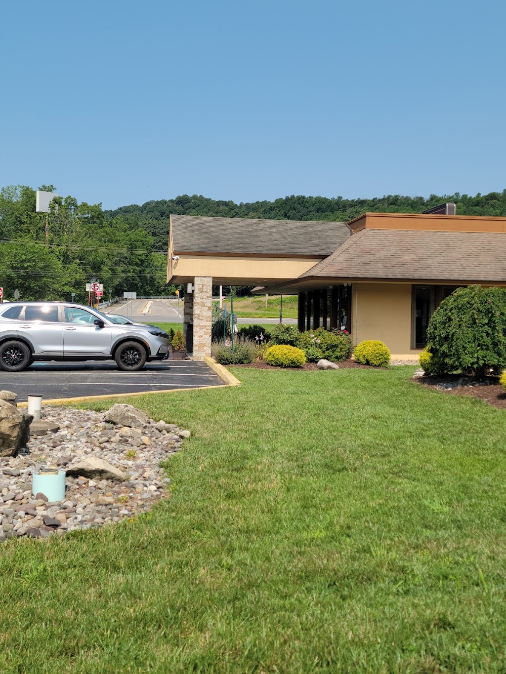 Pocono Inn at Water Gap | 101 Broad St, Delaware Water Gap, PA 18327 | Phone: (570) 476-0000