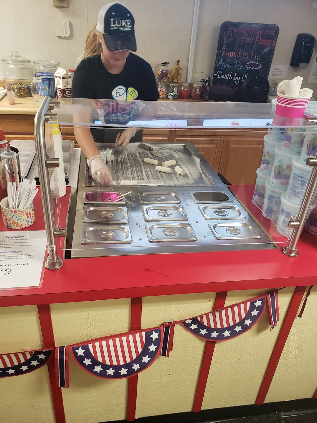 Rolleys Ice Cream Shop | The Shoppes at American Candle, 3414 PA-611, inside, PA 18321 | Phone: (570) 629-3388