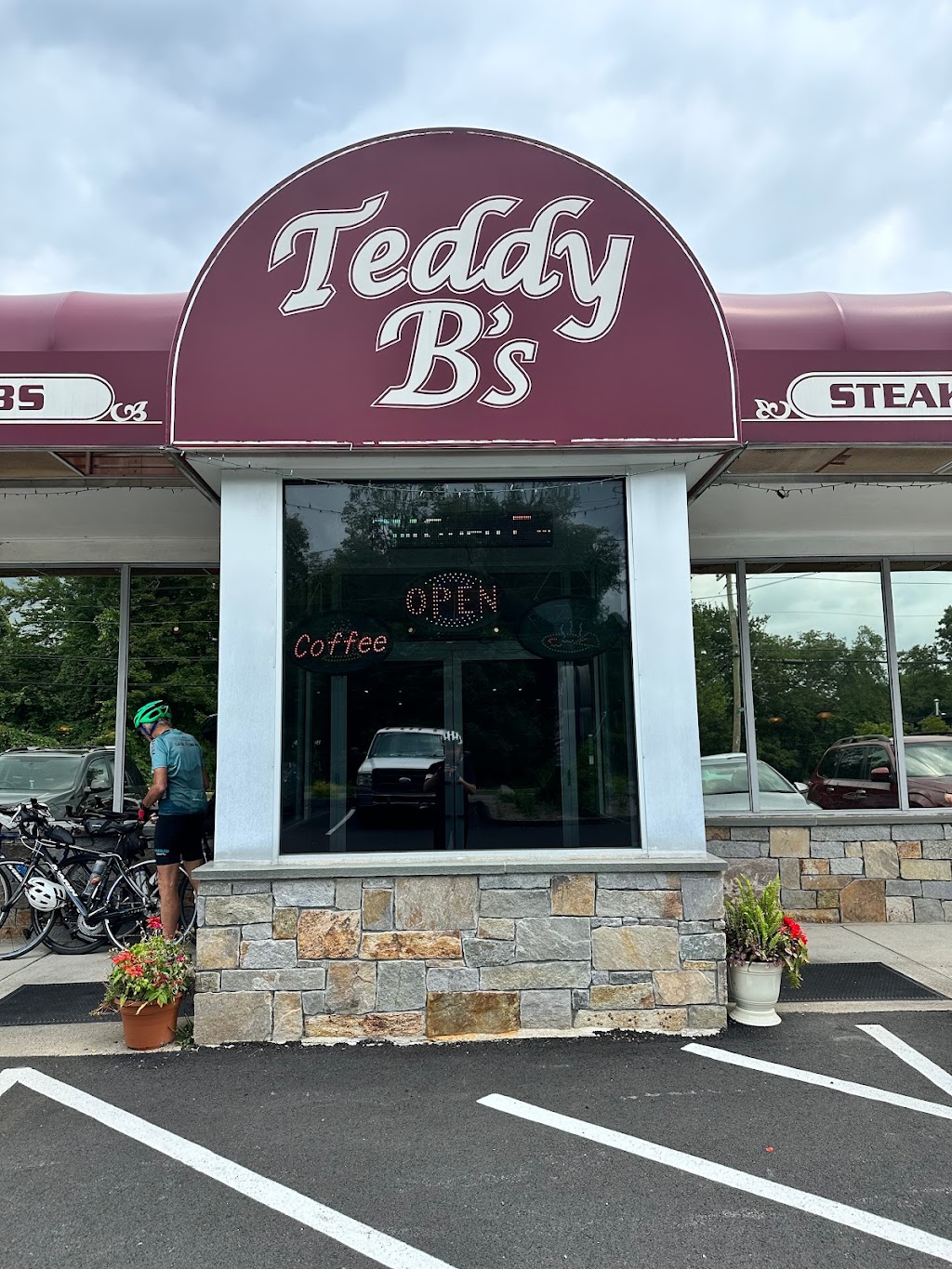 Teddy Bs Restaurant | 136 Amity Rd, Bethany, CT 06524 | Phone: (203) 393-1525