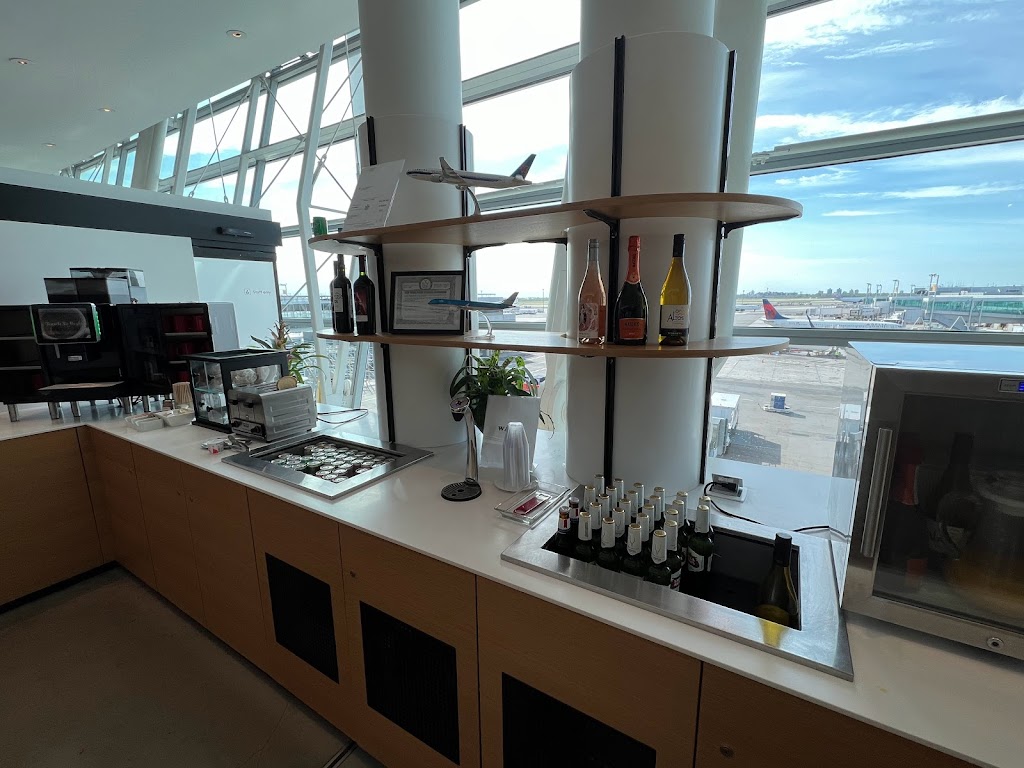 Wingtips Lounge | Terminal 4 Departures, Queens, NY 11430 | Phone: (718) 751-4222