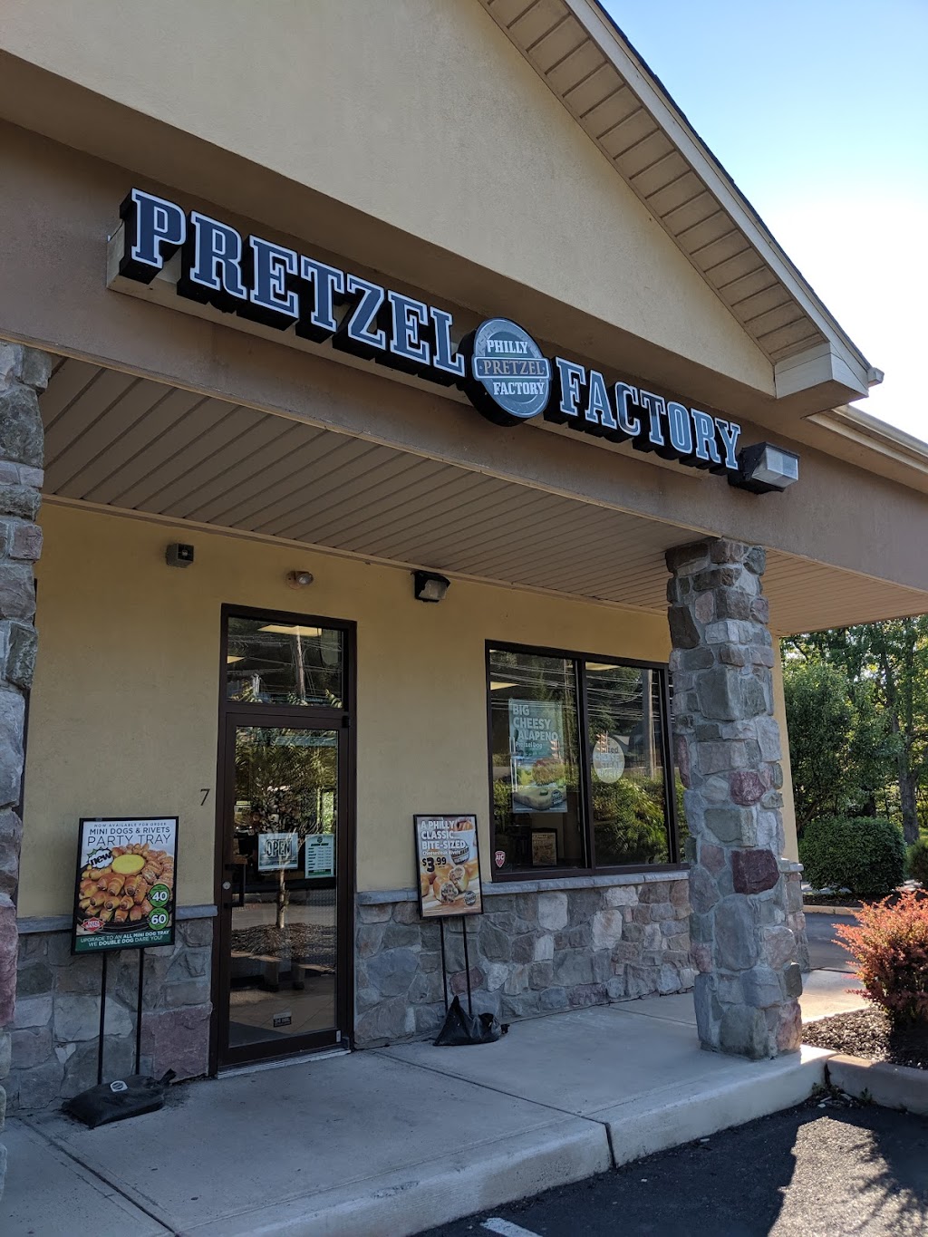 Philly Pretzel Factory | 1619 N 9th St, Stroudsburg, PA 18360 | Phone: (570) 369-4533