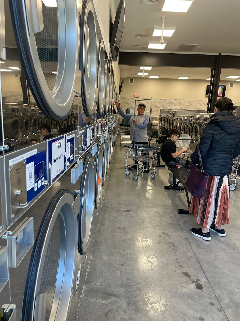 J&R Bubbles Laundromat | 1070 Islip Ave, Brentwood, NY 11717 | Phone: (631) 291-9039