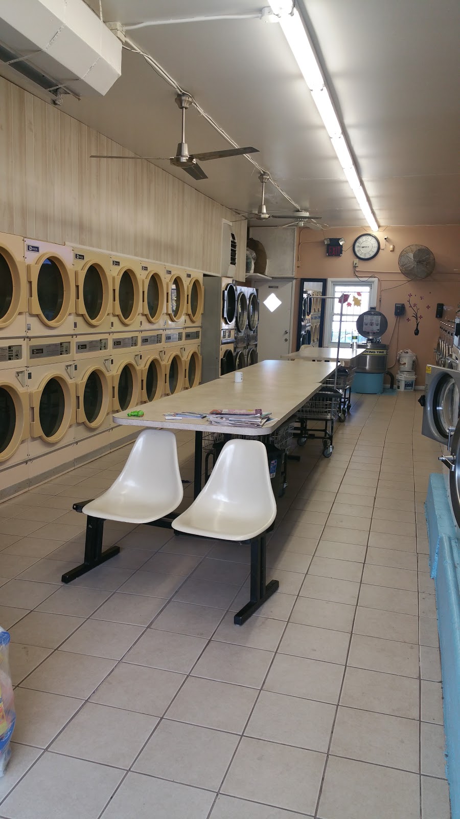 Landing Laundromat | 28 Carpenter St, Glen Cove, NY 11542 | Phone: (516) 759-4355
