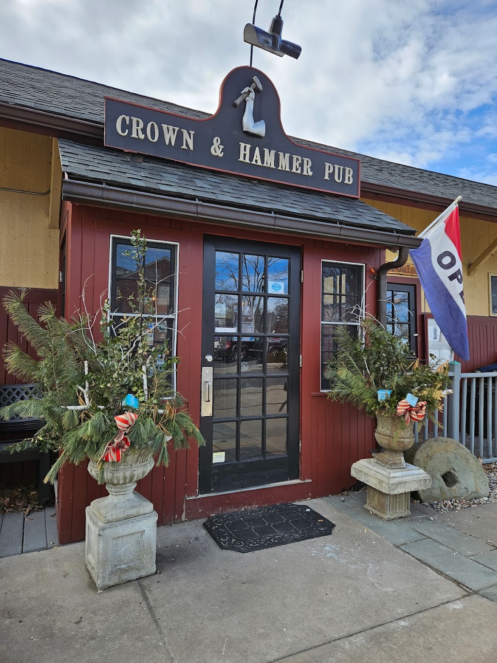 Lisa’s Crown & Hammer Restaurant & Pub | 3 Depot St, Collinsville, CT 06019 | Phone: (860) 693-9199