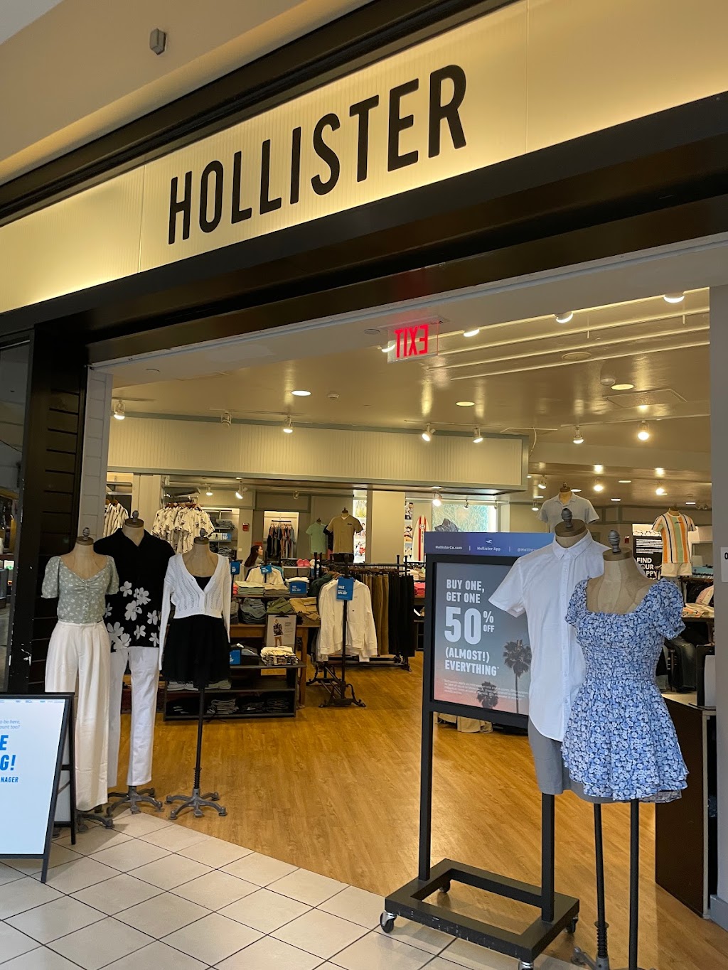 Hollister Co. | 2500 W Moreland Rd Ste 1032, Willow Grove, PA 19090 | Phone: (215) 346-5124