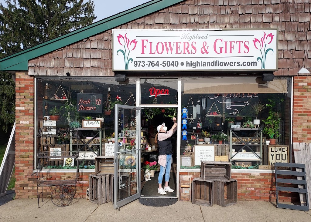 Highland Flowers and Gifts | 3 Church St, Vernon Township, NJ 07462 | Phone: (973) 764-5040
