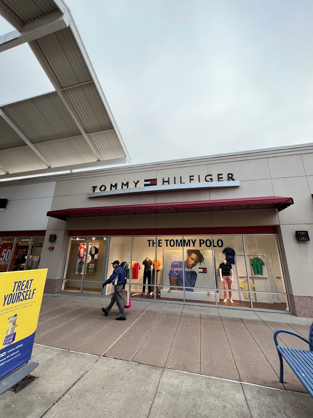 Tommy Hilfiger | 1 Premium Outlets Blvd Ste 499, Tinton Falls, NJ 07753 | Phone: (732) 695-1444