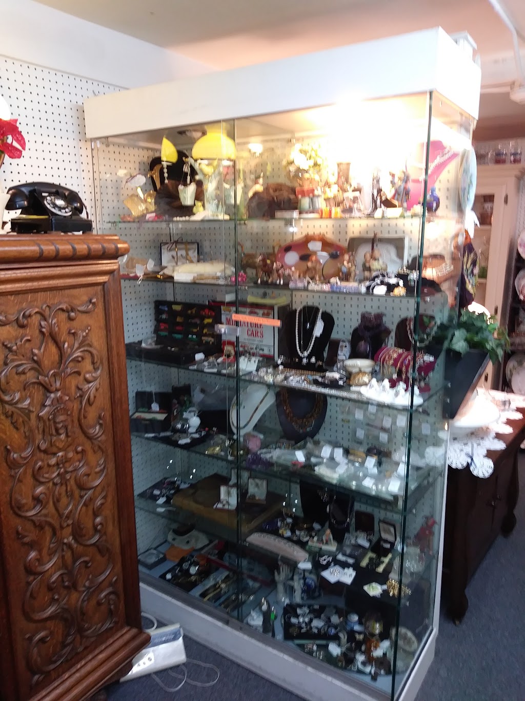 The Brownsville Antique Centre | 1918 Brownsville Rd, Feasterville-Trevose, PA 19053 | Phone: (215) 364-8846