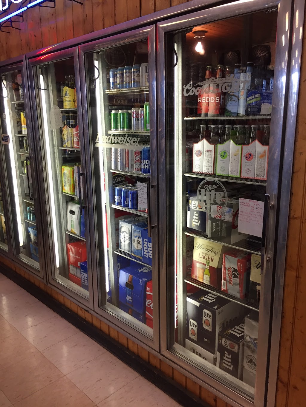 Newington Liquor Shoppe | 143 Lowrey Pl, Newington, CT 06111 | Phone: (860) 667-0000