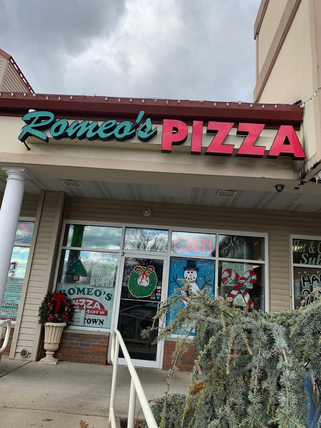 Romeos Pizza | 843 NJ-33, Freehold, NJ 07728 | Phone: (732) 845-5454