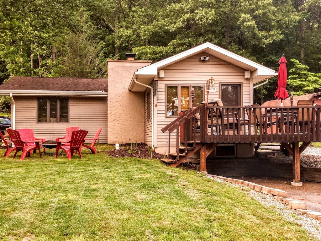 Lakeview Retreat Vacation Rental | 109 1st St, Lakeville, PA 18438 | Phone: (570) 430-1356