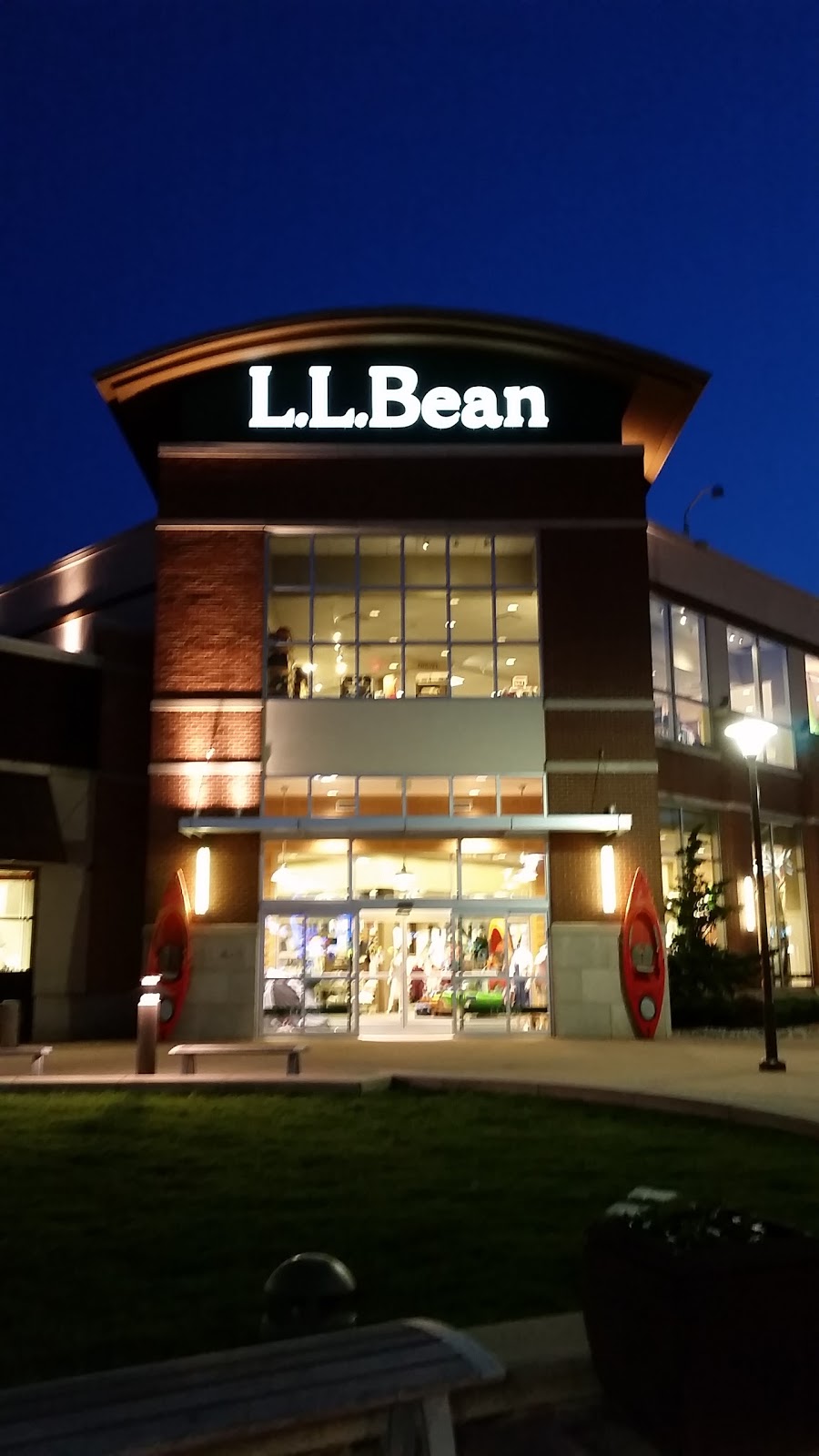 L.L.Bean | 3710 US-9, Freehold, NJ 07728 | Phone: (888) 615-9968