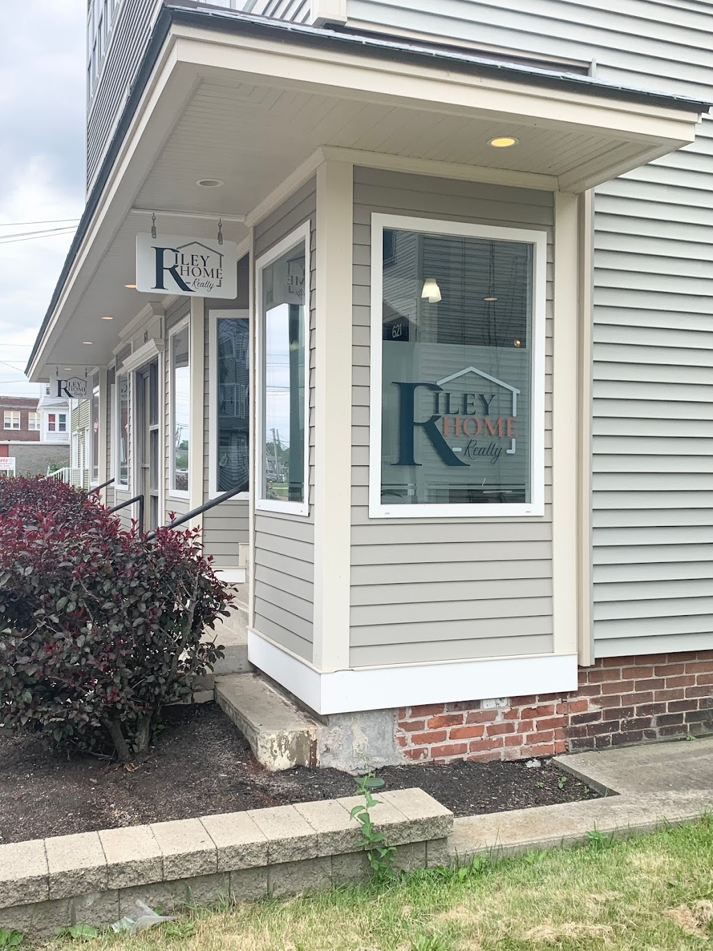 Riley Home Realty | 621 Grattan St, Chicopee, MA 01020 | Phone: (413) 537-1697