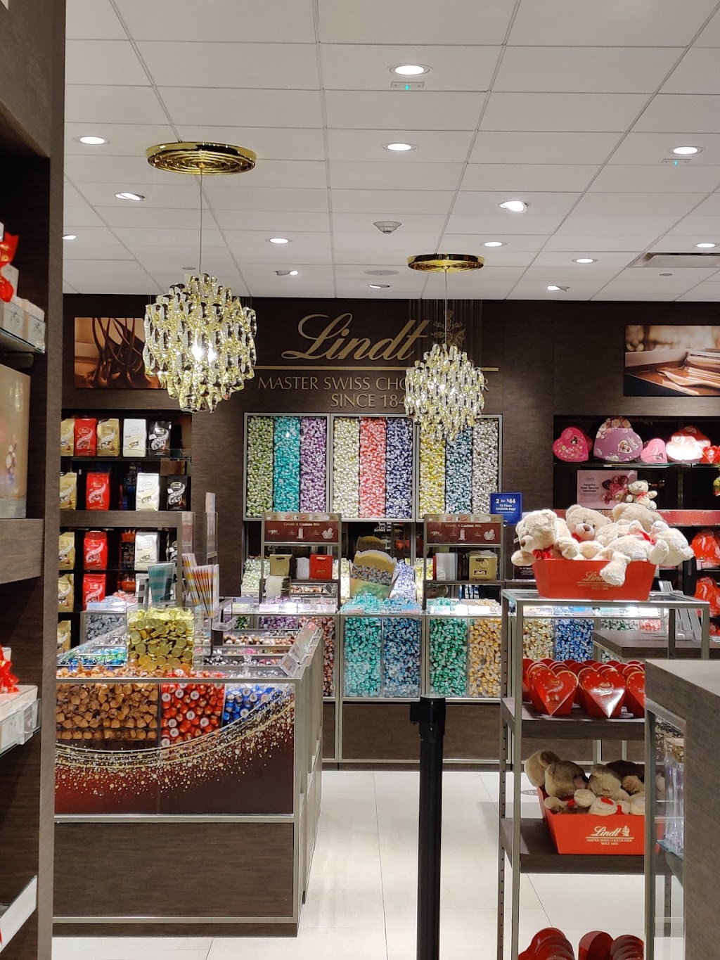 Lindt Chocolate Shop | Hamptons District, 498 Red Apple Ct Suite 441B, Central Valley, NY 10917 | Phone: (845) 928-2123