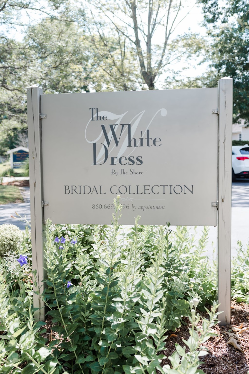 The White Dress by the Shore | 104 E Main St, Clinton, CT 06413 | Phone: (860) 669-4596