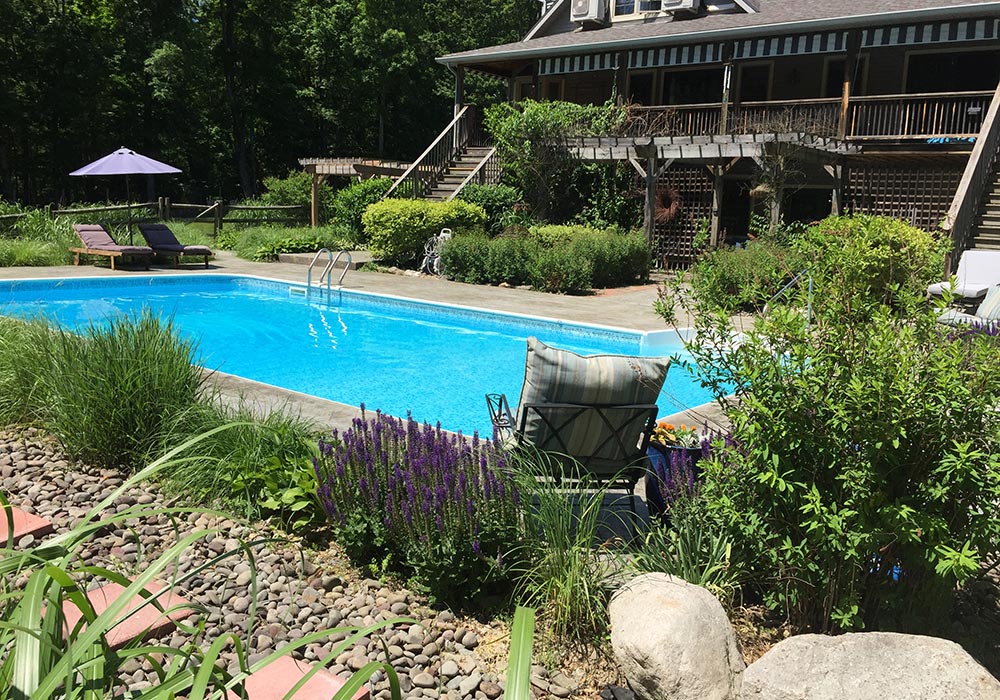 Bernettas Place Inn by the Lake | 12 Calderone Dr, Gardiner, NY 12525 | Phone: (845) 464-5106