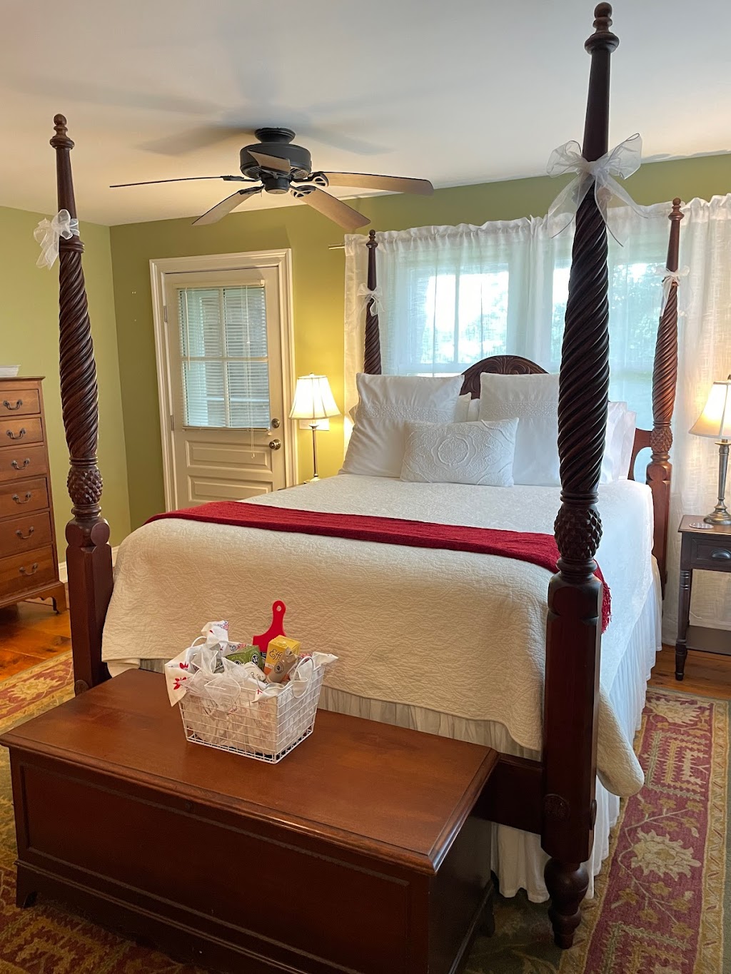 The Farmhouse Bed and Breakfast | 1855 Depot Ln, Cutchogue, NY 11935 | Phone: (631) 379-6165