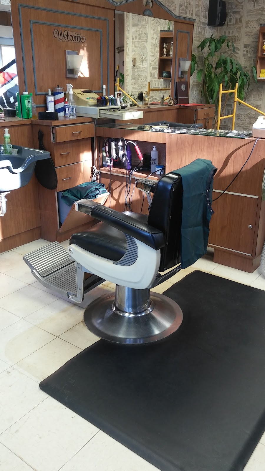 Cheshire Barber Shop | Just over hamden line, 4133 Whitney Ave, Hamden, CT 06518 | Phone: (203) 600-1123