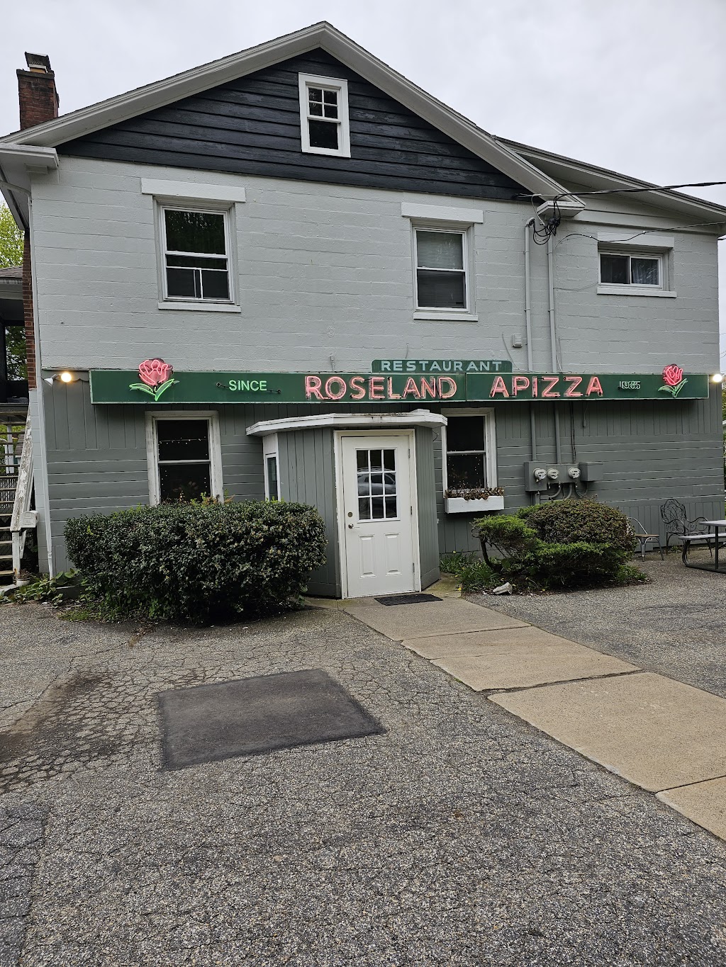 Roseland Apizza | 350 Hawthorne Ave, Derby, CT 06418 | Phone: (203) 735-0494