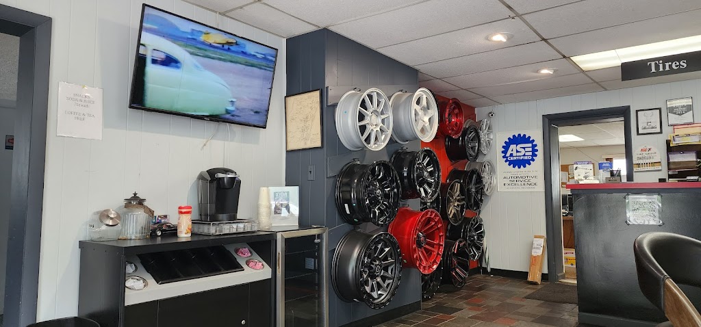 Checkered Flag Auto Center | 170 Hartford Ave, East Granby, CT 06026 | Phone: (860) 653-7273