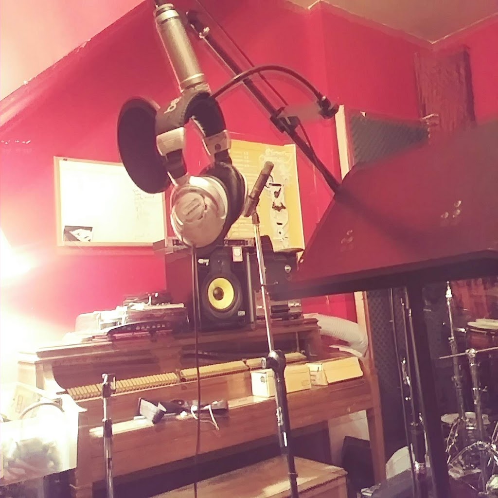 Red Room Studio | 386 Van Duzer St, Staten Island, NY 10304 | Phone: (917) 349-1202