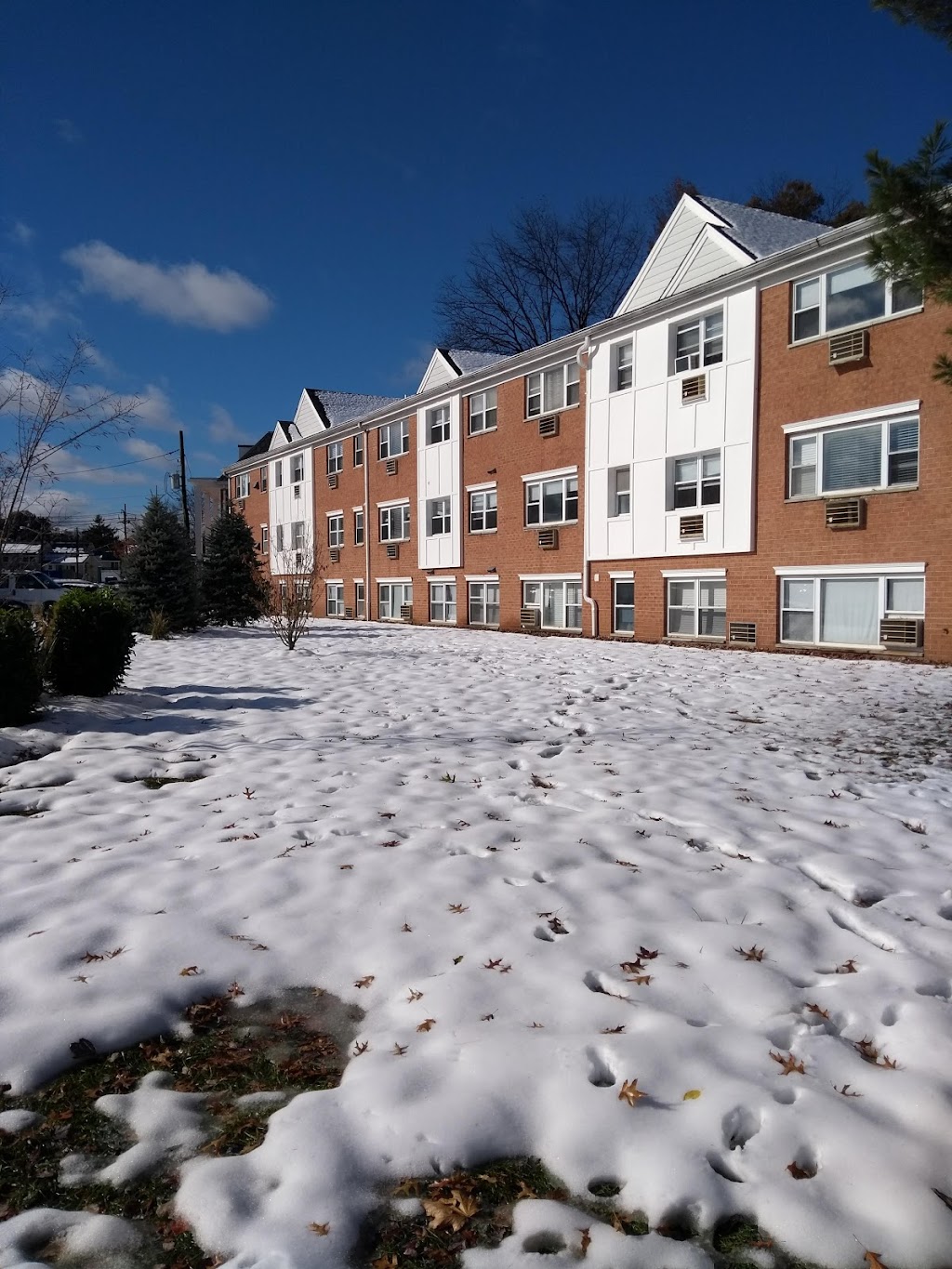 The Crossings at One Apartments | 100 Tulip Dr, Fords, NJ 08863 | Phone: (732) 612-0562