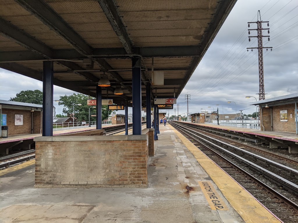 Floral Park LIRR Station Parking | 12-20 Carlton St, Floral Park, NY 11004 | Phone: (516) 326-6300